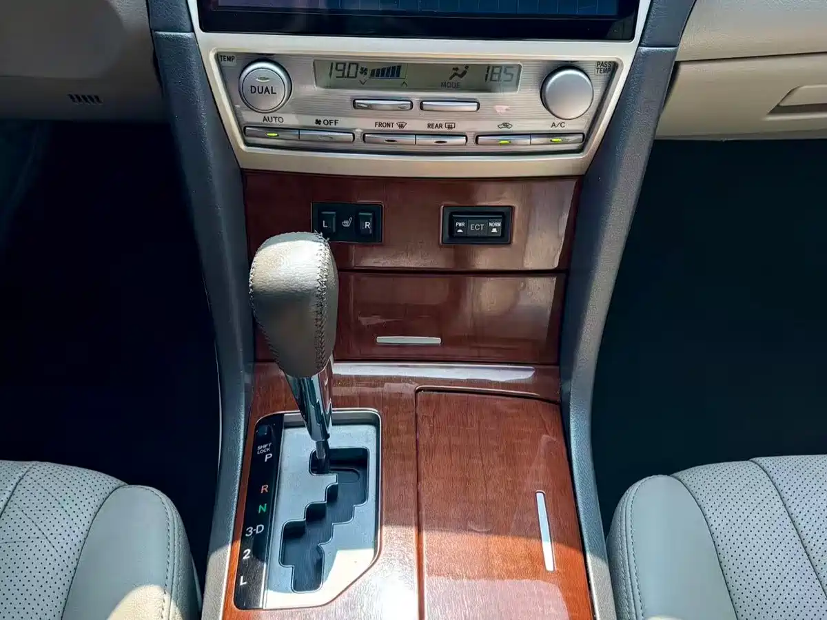 Toyota Camry 2013 200G Classic Luxury Edition фото 14