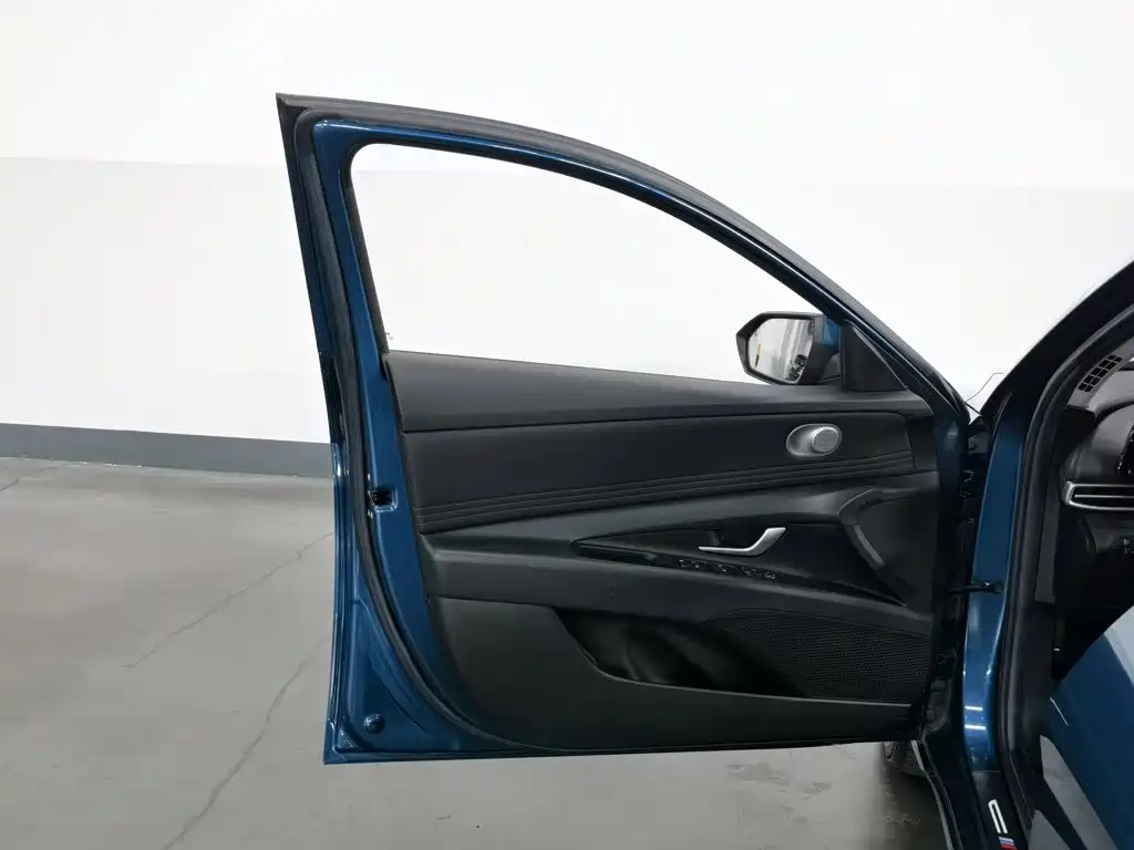 Фото 8 - Hyundai Elantra