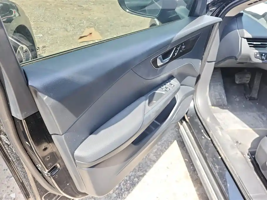 Hongqi E-QM5 2023 Facelift Basic Travel Edition фото 7