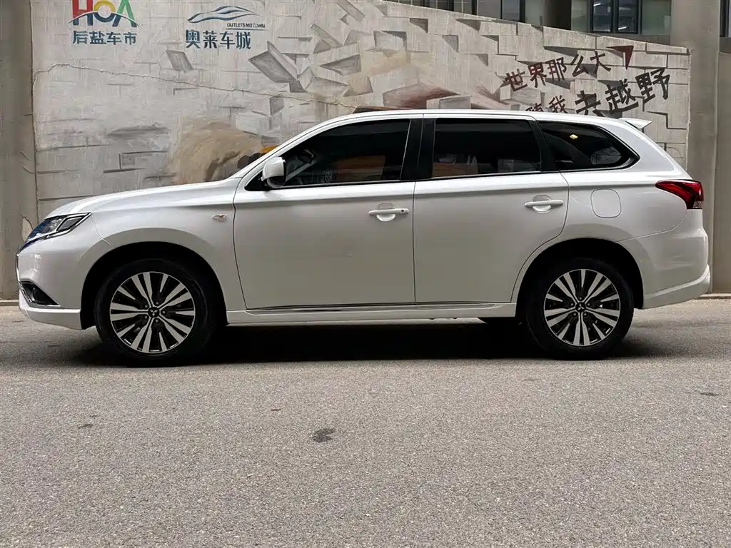 Mitsubishi Outlander 2021 2.0L 2WD Smooth Ride Version 5-Seater фото 3