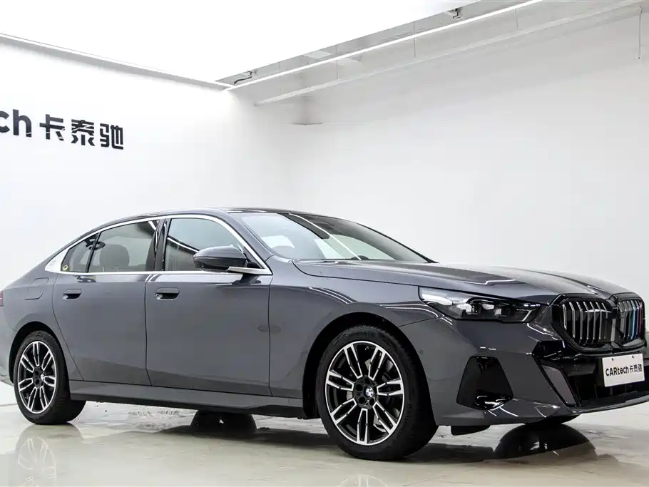 BMW 5 Series 2025 530Li Leading M Sport Package фото 4