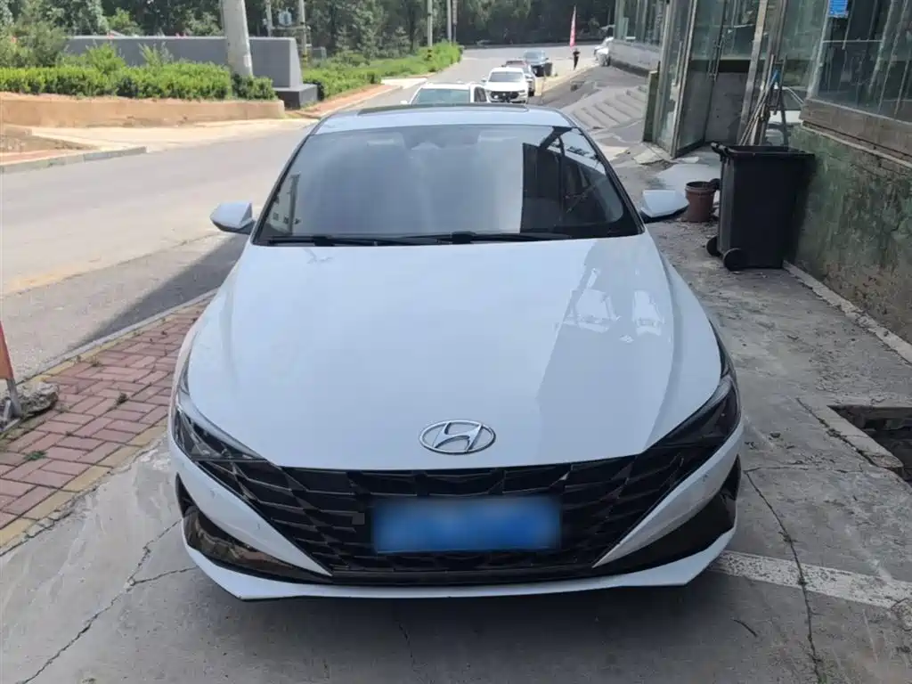 Hyundai Elantra 2021 1.5L CVT LUX Premium Edition фото 3