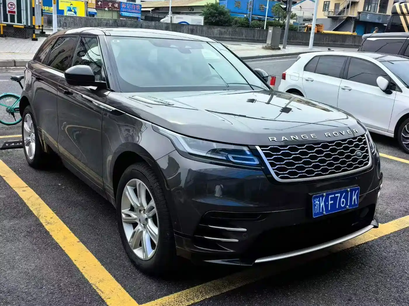 Photo 2 - Land Rover Range Rover Velar