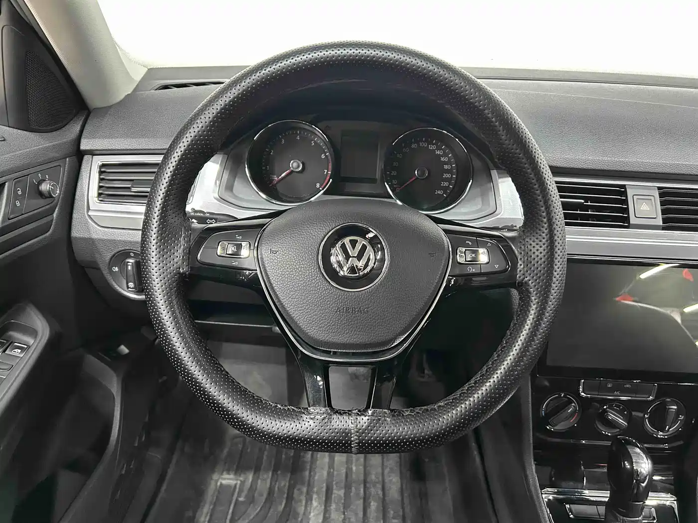 VOLKSWAGEN BORA