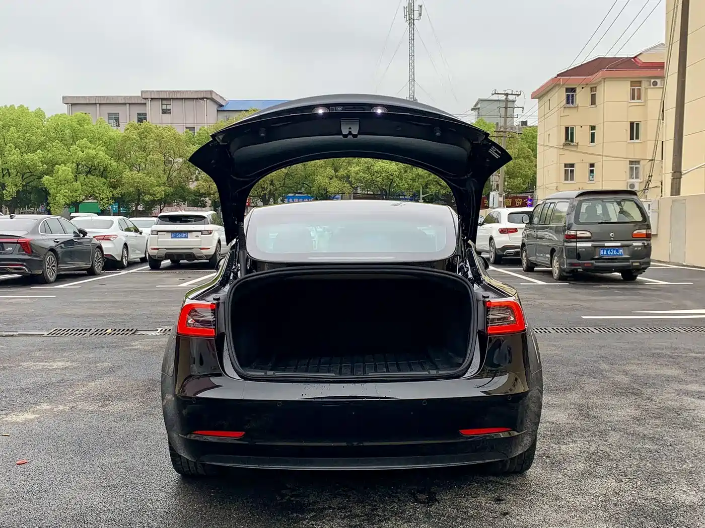 TESLA MODEL 3