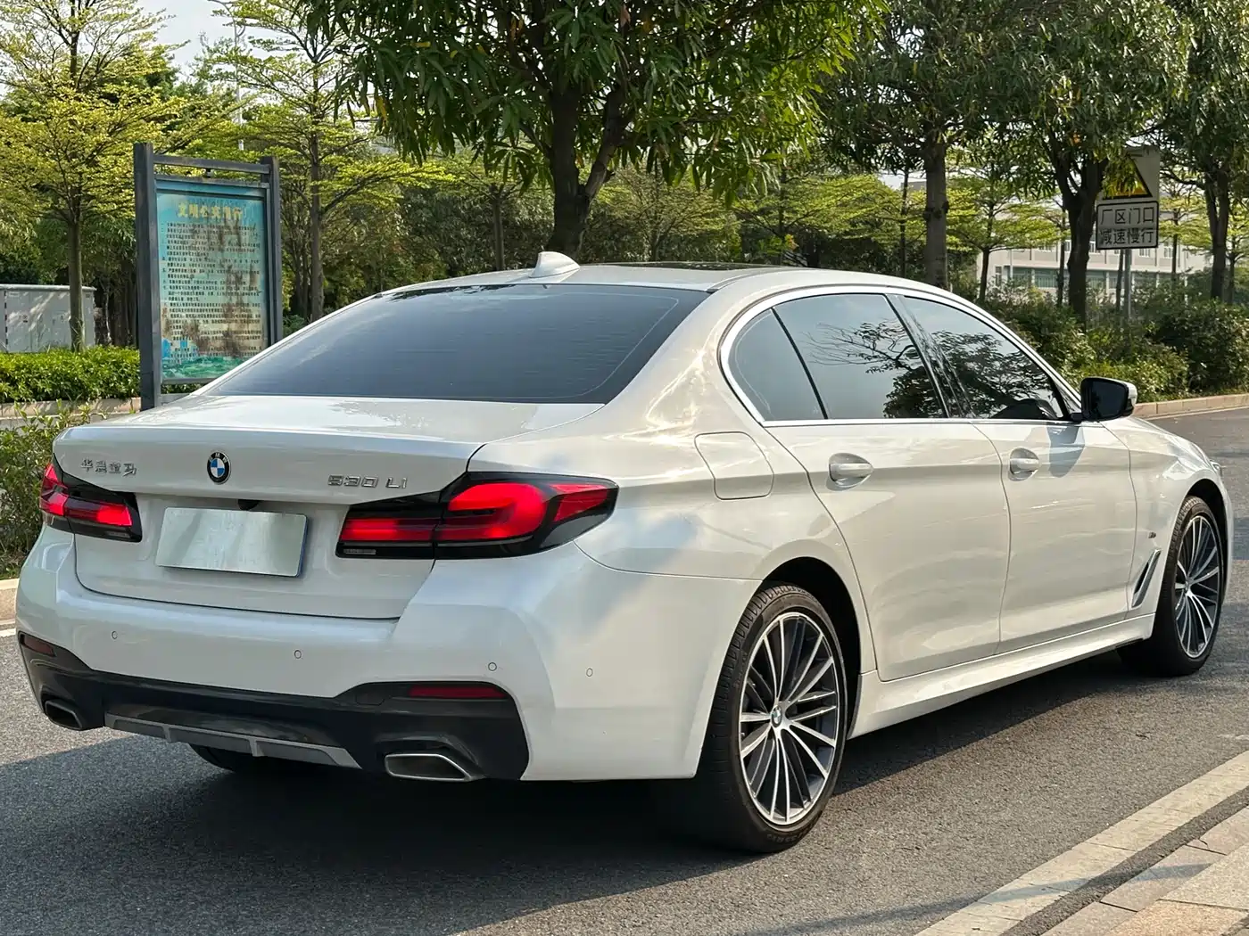 BMW 5 Series 2023 530Li Leading M Sport Package фото 14
