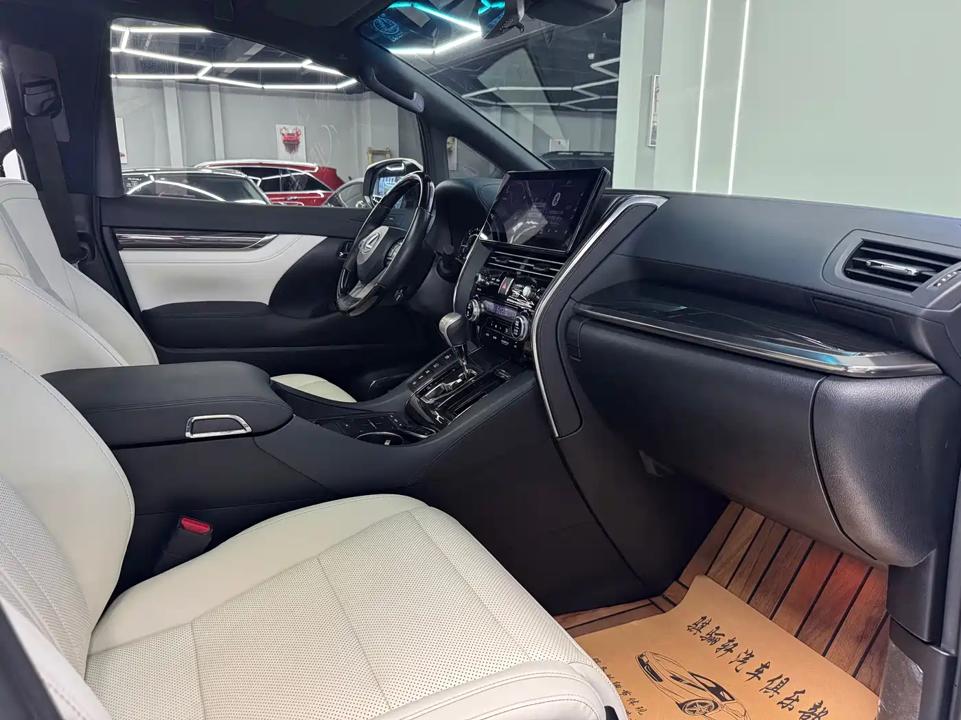 Lexus LM 2021 2020 300h Seven-Seater Elegance Edition