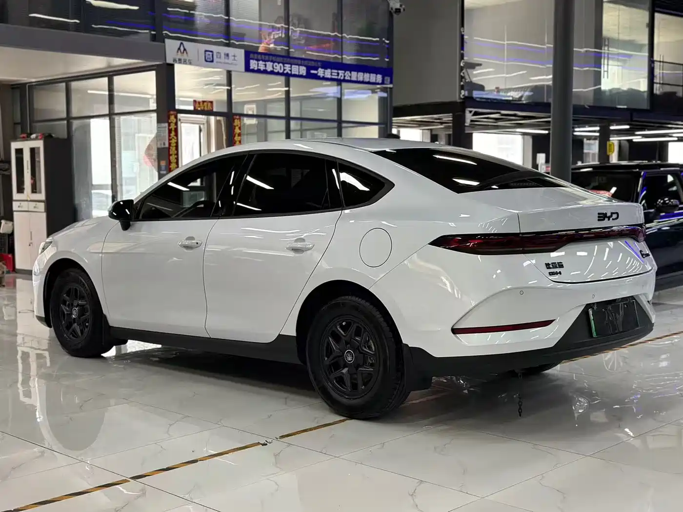 BYD Qin PLUS 2025 DM-i Smart Drive 55KM Leader фото 4