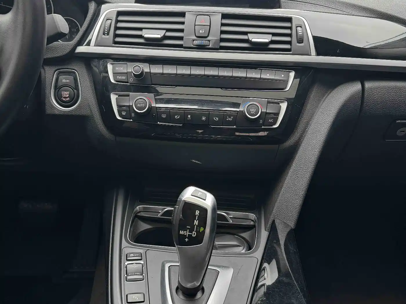 BMW 3 Series 2018 318i фото 15