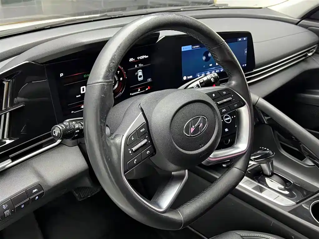 Hyundai Elantra 2021 1.5L CVT LUX Premium Edition фото 7