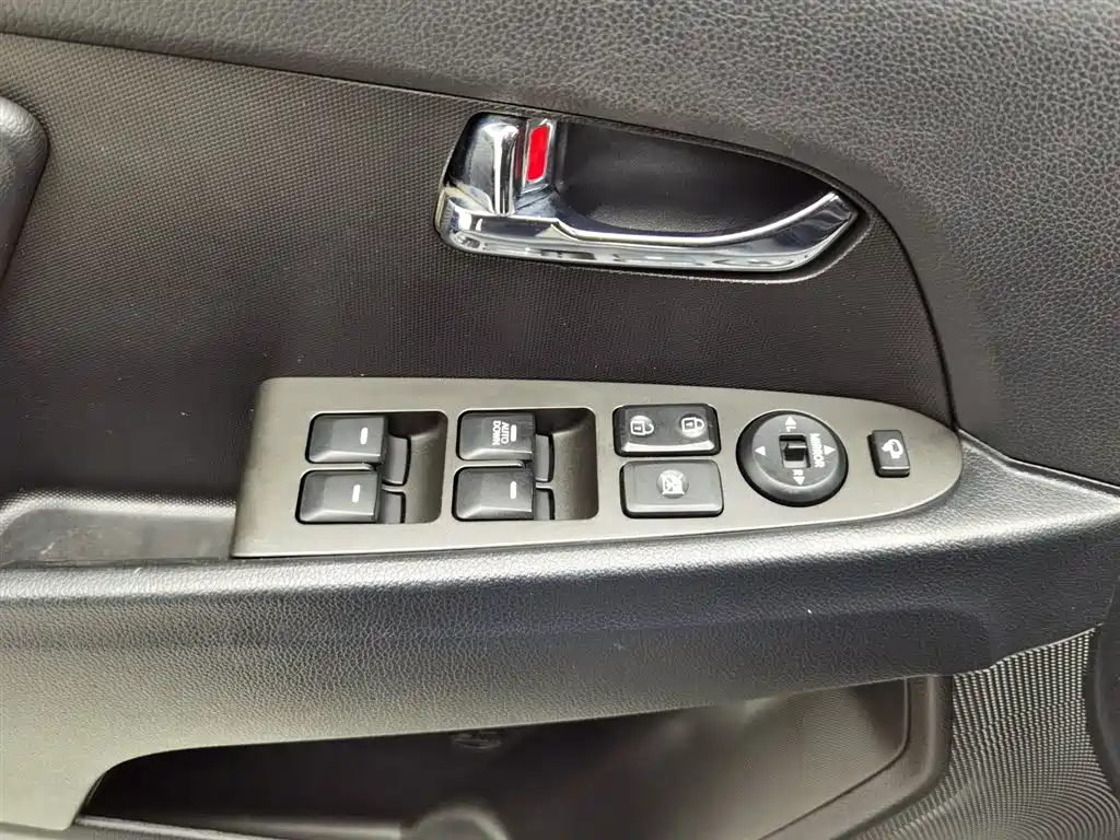Kia Sportage 2015 2.0L Automatic 2WD GLS фото 9