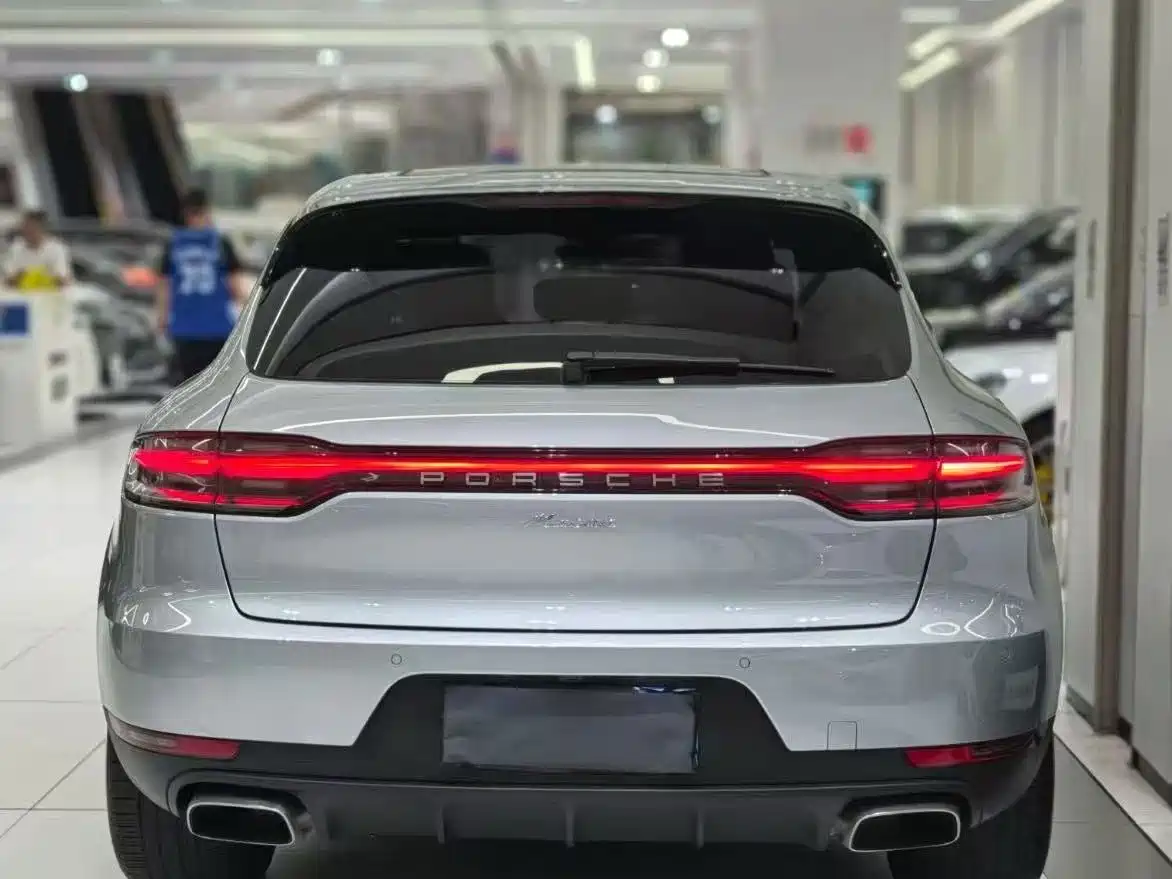 PORSCHE MACAN