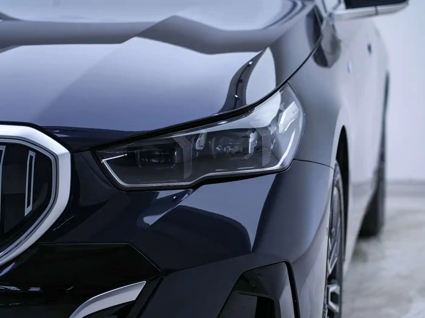 BMW 5 Series 2025 530Li Leading M Sport Package фото 13