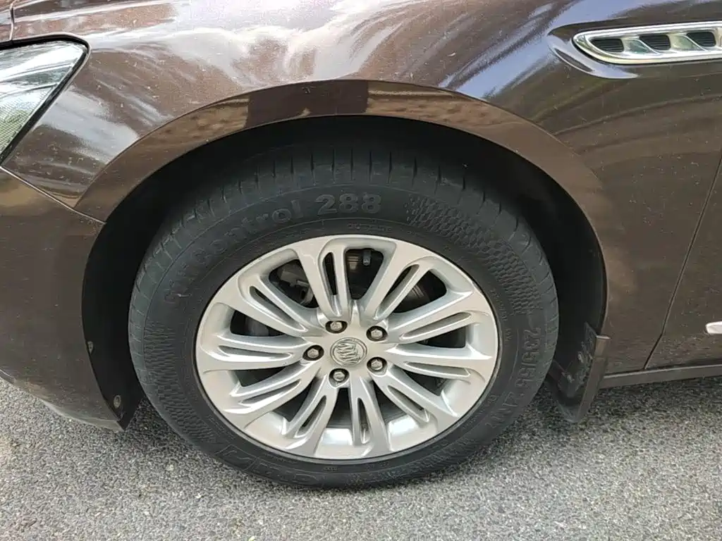 Photo 23 - Buick LaCrosse