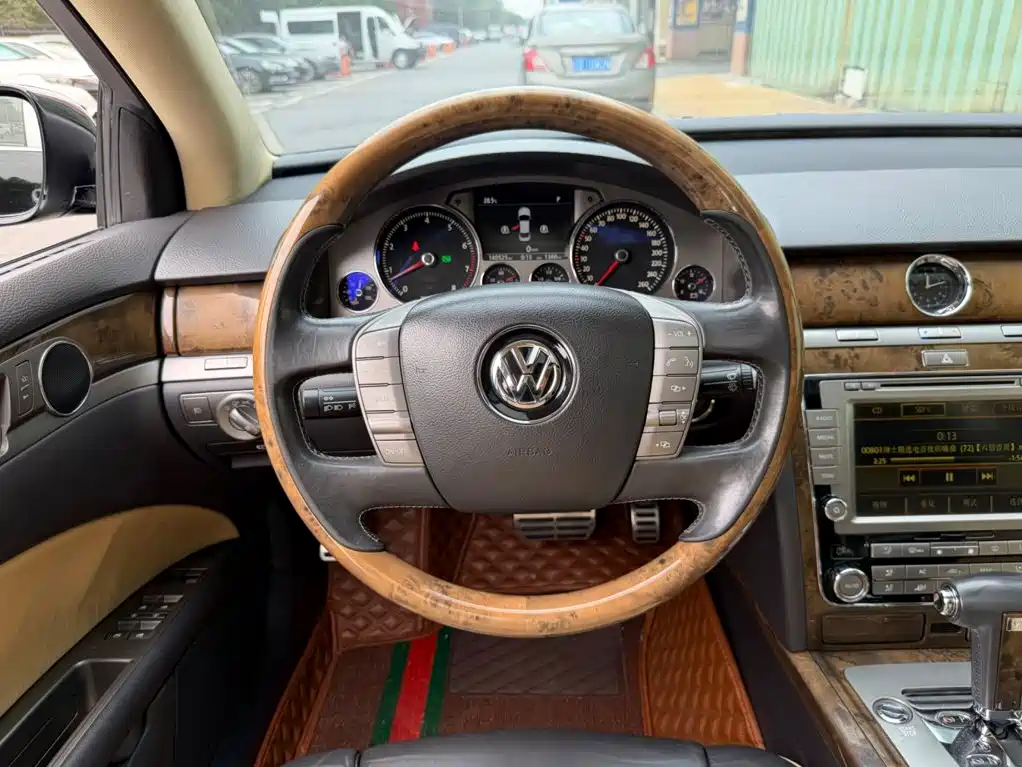 Volkswagen Phaeton 2011 2011 3.6L V6 4-seat Long Wheelbase Individual