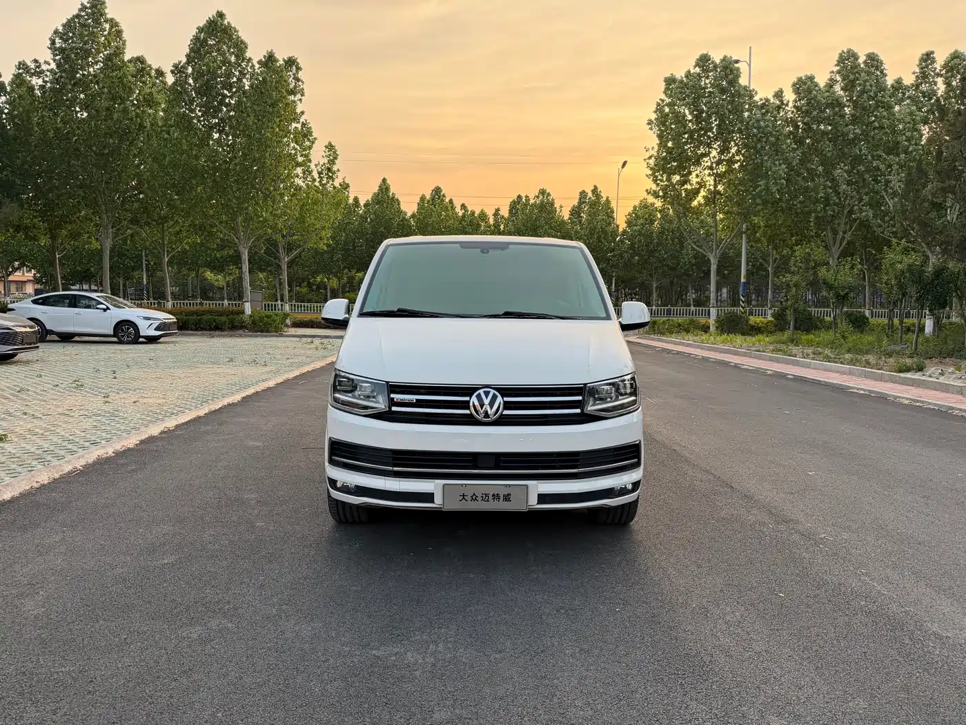 Volkswagen Multivan 2018 2.0TSI 4WD Premium Edition 7-Seater фото 2