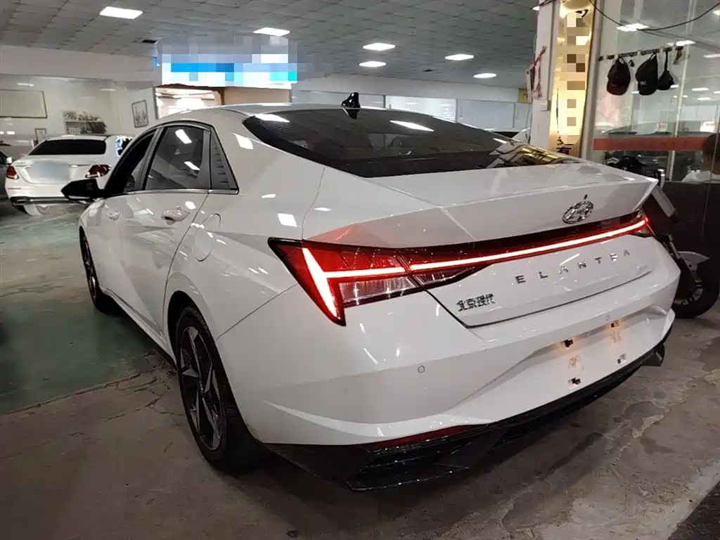 Hyundai Elantra 2021 1.5L CVT LUX Premium Edition фото 5