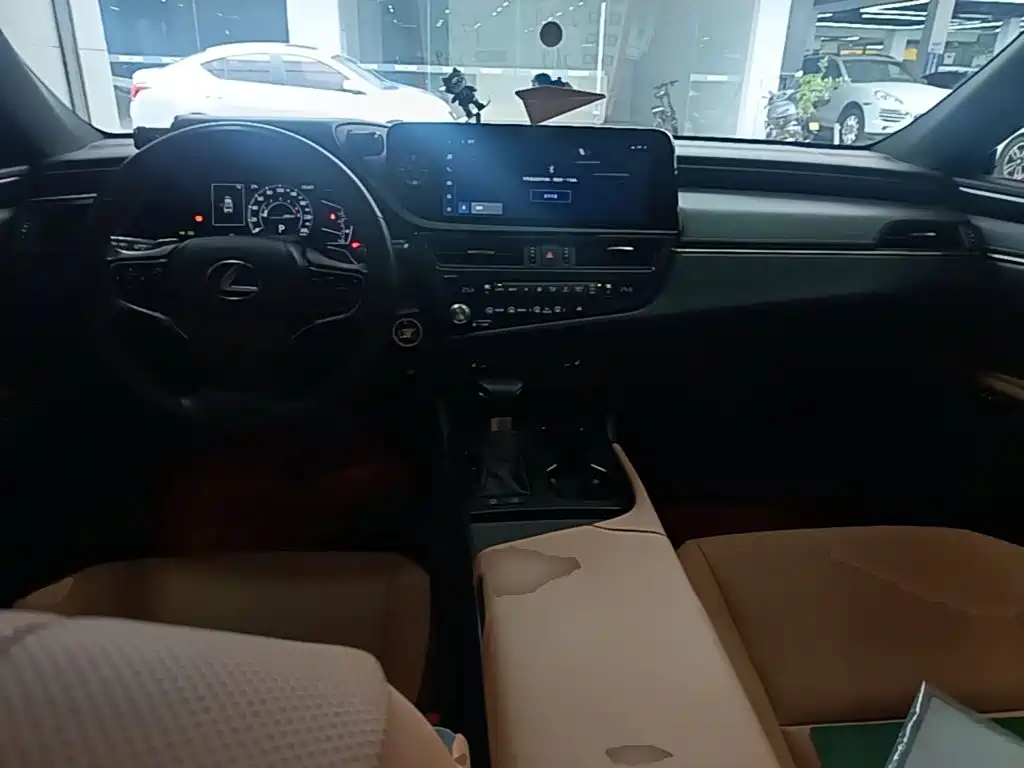 Фото 10 - Lexus ES