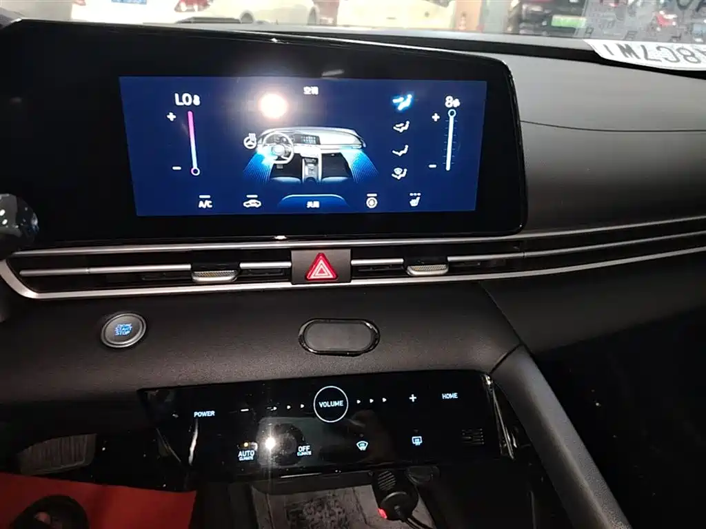 Hyundai Elantra 2021 1.5L CVT LUX Premium Edition фото 13