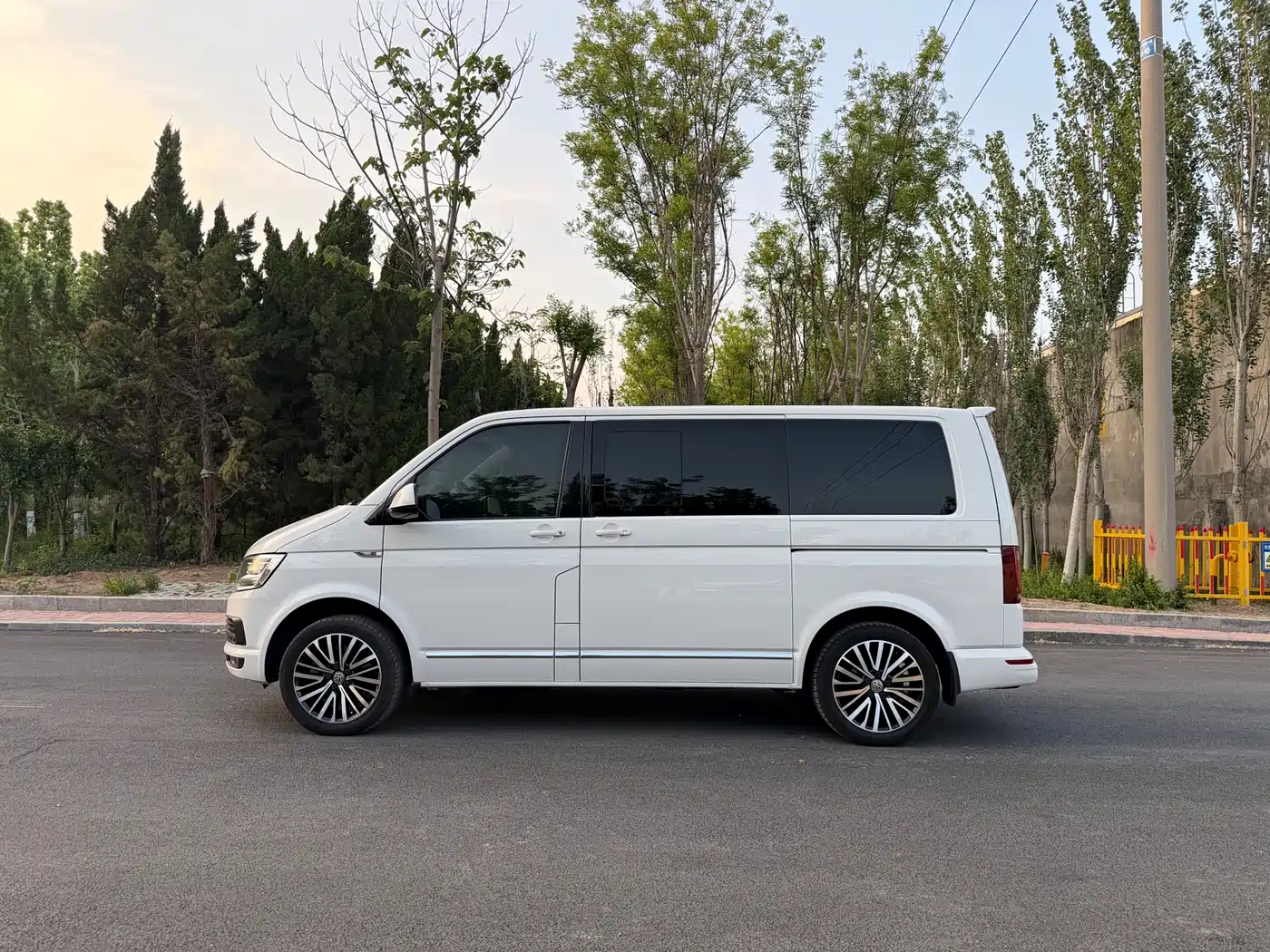 Volkswagen Multivan 2018 2.0TSI 4WD Premium Edition 7-Seater фото 4