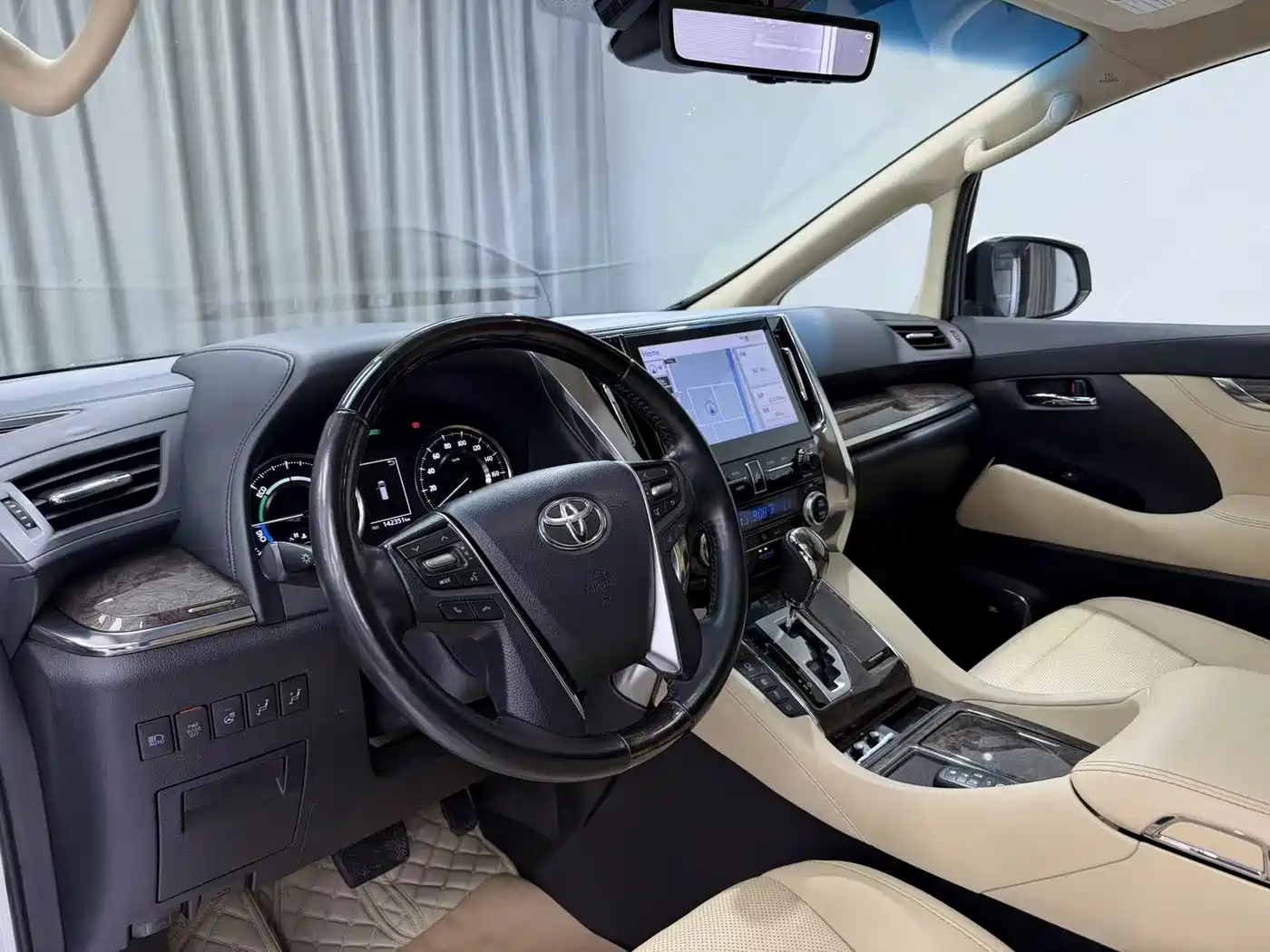 Toyota Vellfire 2020 Twin Engine 2.5L HV Premium Edition фото 4