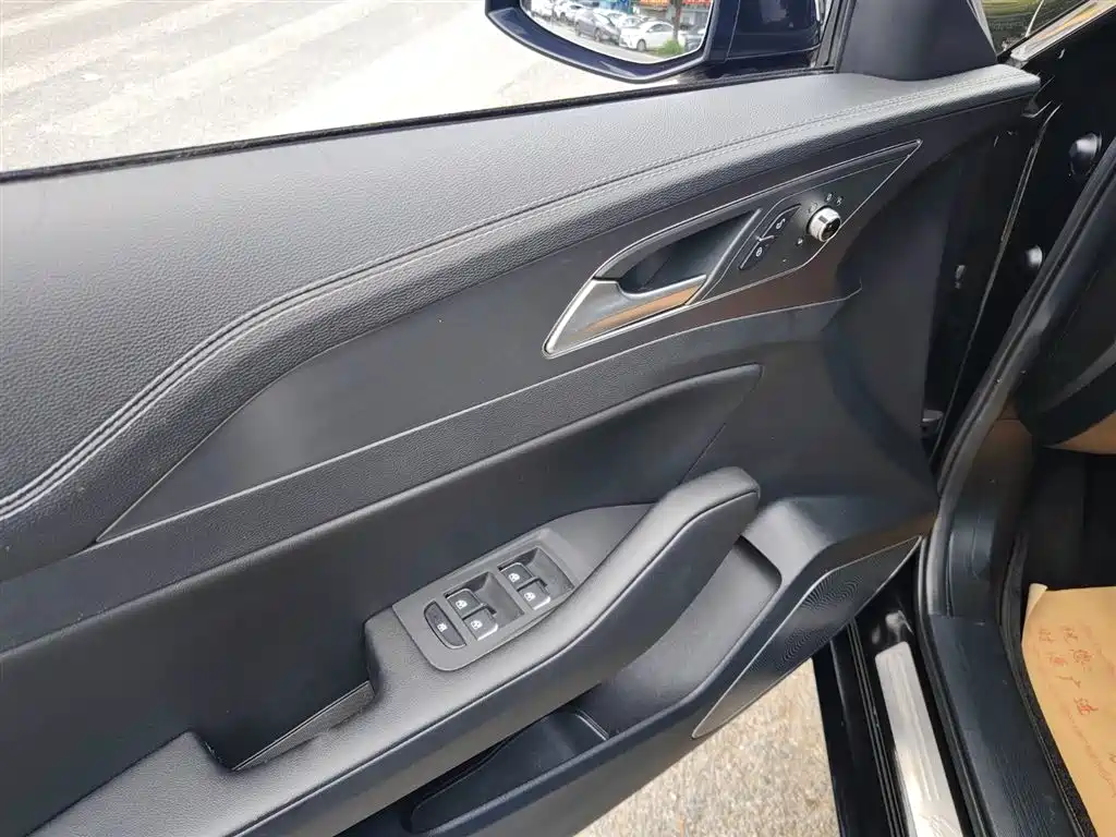 Hongqi H5 2022 Classic Facelift 1.8T Automatic Smart Connect Flag Rhythm Edition фото 4