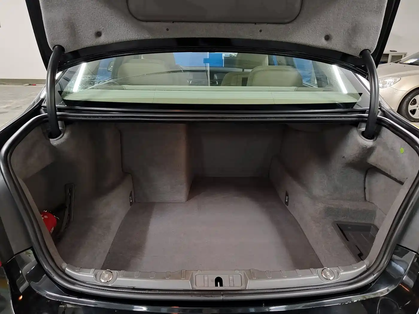 BMW 7 Series 2009 Model 740Li Leading Edition фото 12