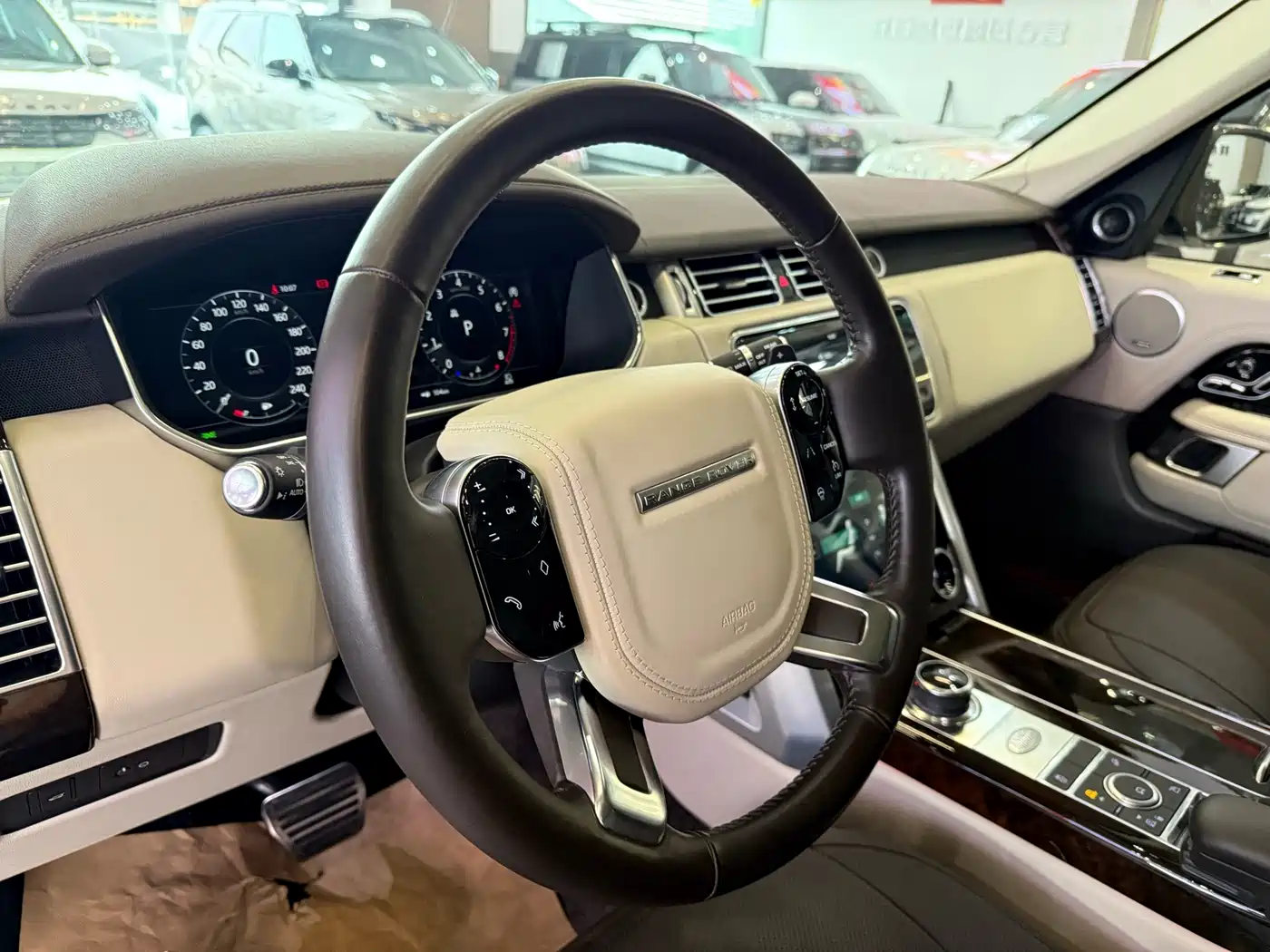 Land Rover Range Rover 2020 3.0 L6 Heritage Extended Edition фото 12