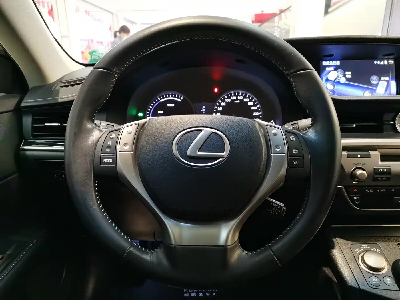 Фото 6 - Lexus ES