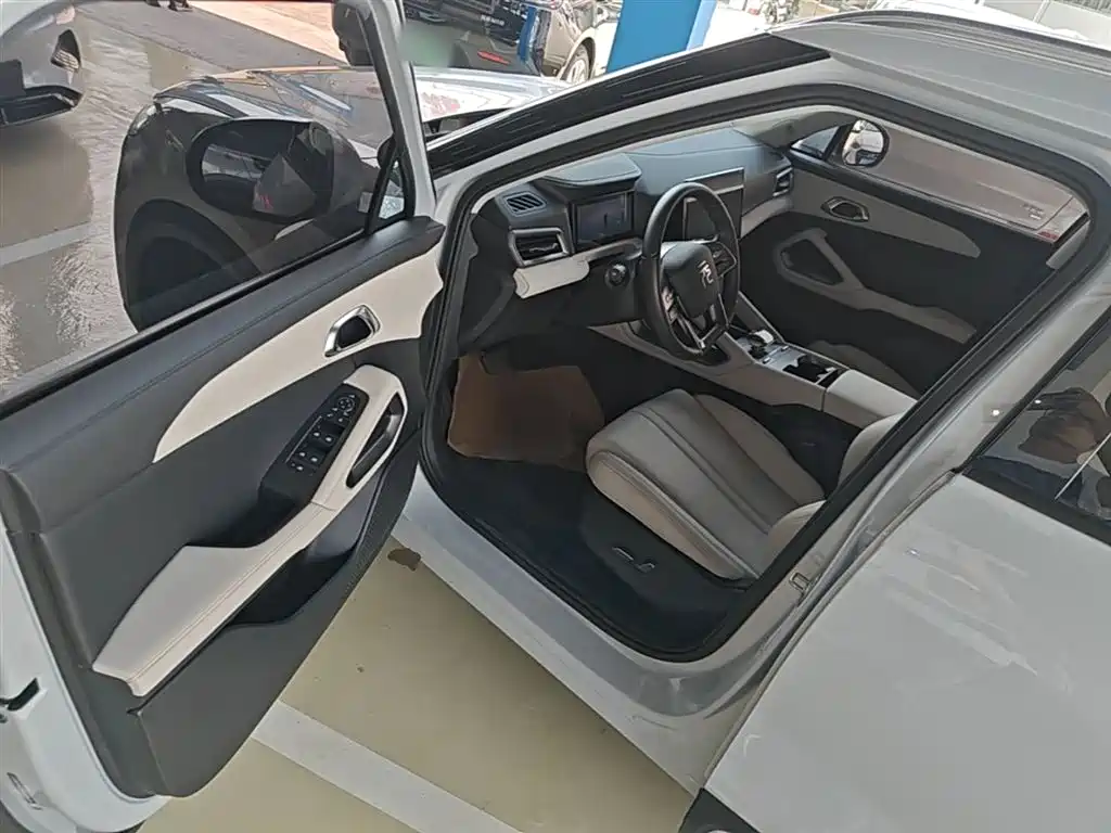 BYD Yuan UP 2024 401KM Surpass Edition фото 16