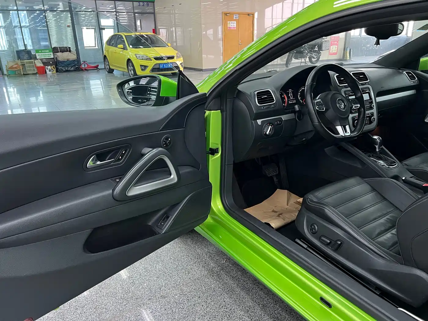 Volkswagen Scirocco 2011 2.0TSI Luxury фото 15