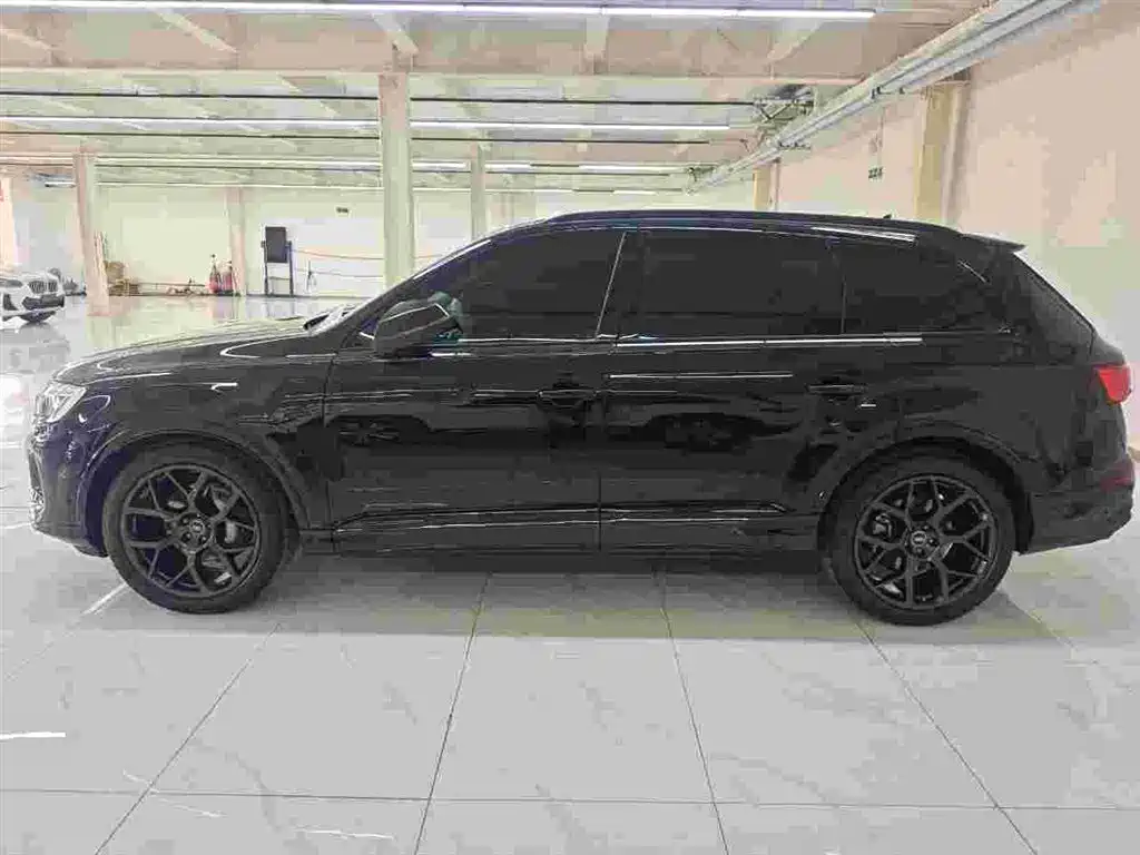 Audi Q7 2024 45 TFSI quattro S line Black Warrior фото 4