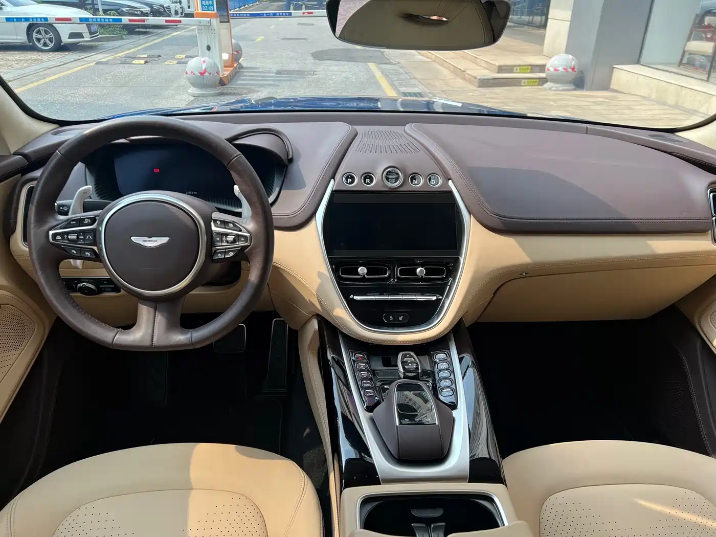 ASTON MARTIN DBX