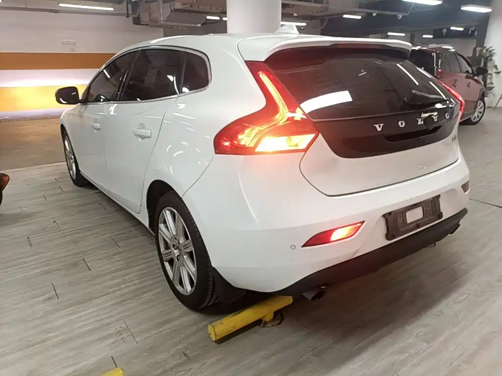 Volvo V40 2017 2018 T3 R-Design Edition