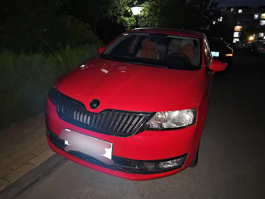 Škoda Skoda Rapid Spaceback 2014 1.6L Automatic Joy Edition фото 2
