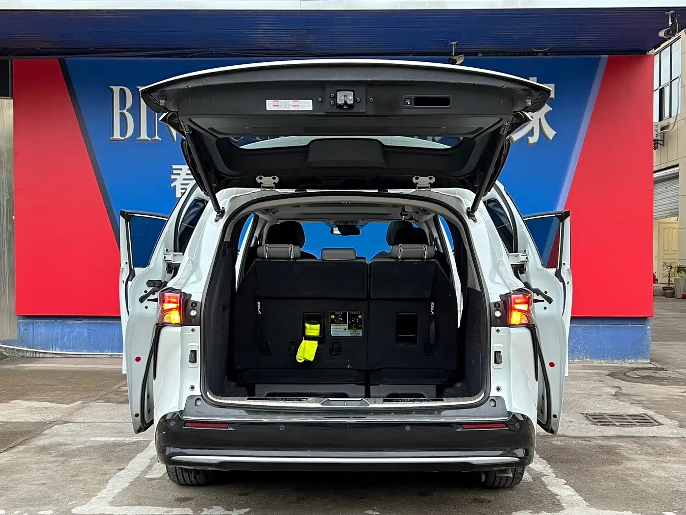 Toyota Sienna 2023 2.5L Hybrid Luxury Edition фото 9