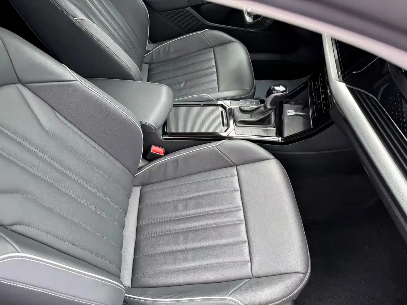 Volkswagen Passat 2022 330TSI Starlight Elite Edition фото 13