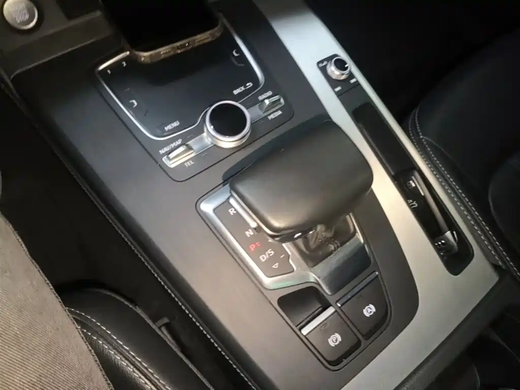 Audi Q5L 2020 Facelift 40 TFSI Honor Fashion фото 14
