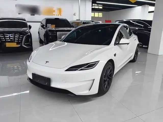 Tesla Model 3 Высокопроизводительный полный привод
