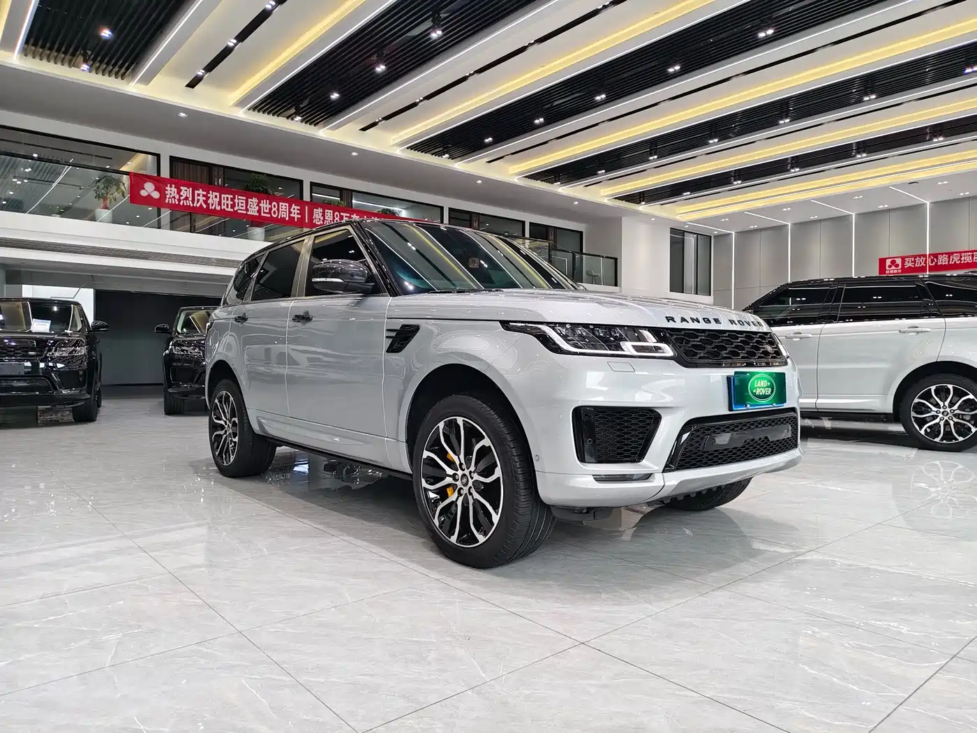 Land Rover Range Rover Sport 2022 3.0 L6 Gloss Black Edition фото 2