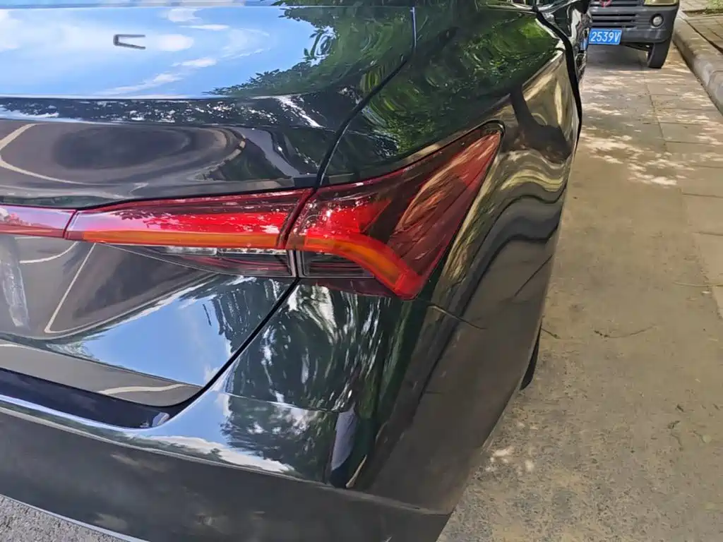 Photo 8 - Toyota Avalon