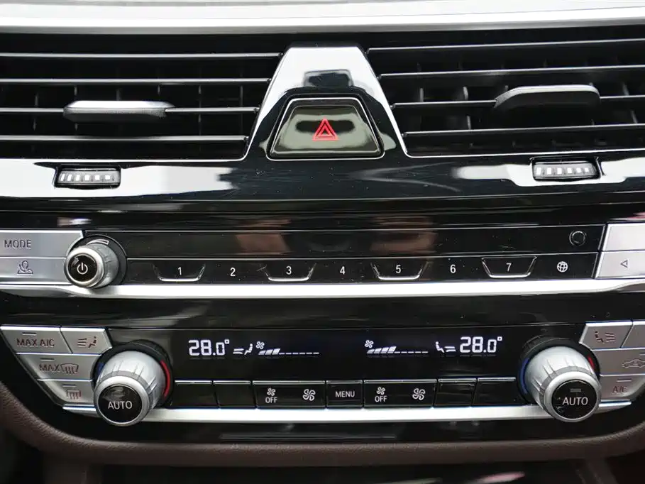 BMW 5 Series 2022 Model Second Facelift 525Li M Sport Package фото 10