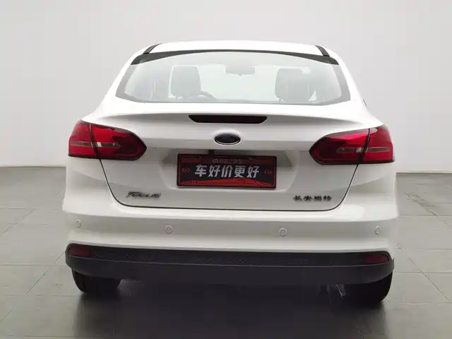 Ford Focus 2015 Sedan 1.6L Automatic Trend — фото 4