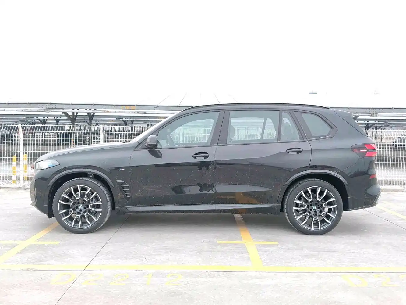 BMW X5 2025 Model xDrive 40Li M Sport Blackout Package фото 3