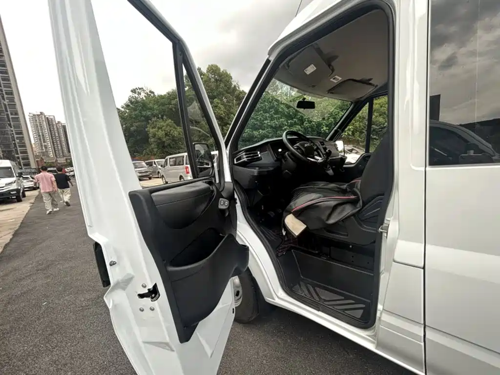 Jiangling JMC Fushun 2025 2025 Model 2.0T 6MT Diesel Short Wheelbase Low Roof Commercial MPV 5/6 Seats with Dual Swing Doors