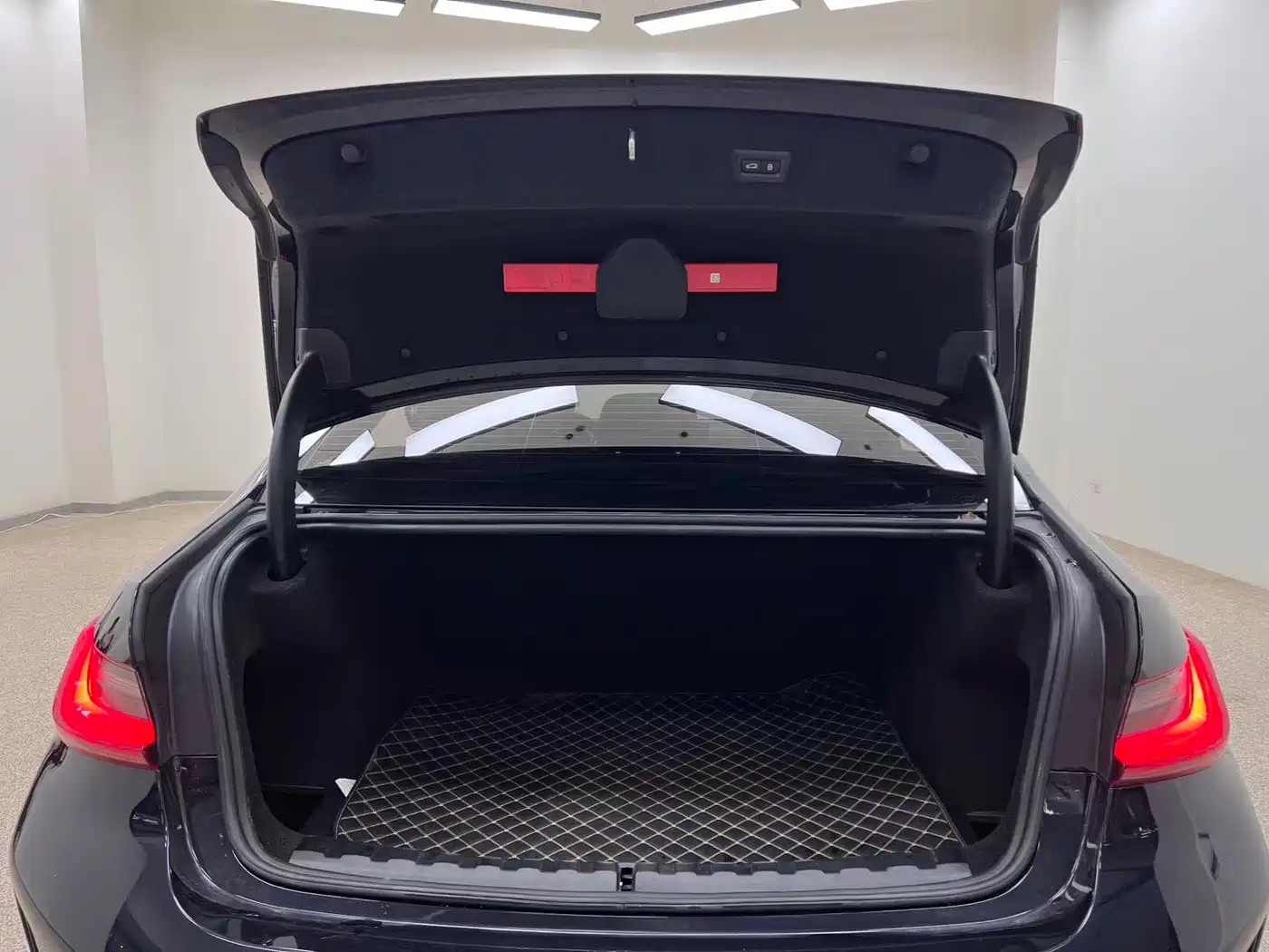 BMW 3 Series 2024 325i M Sport Shadowline Package фото 19