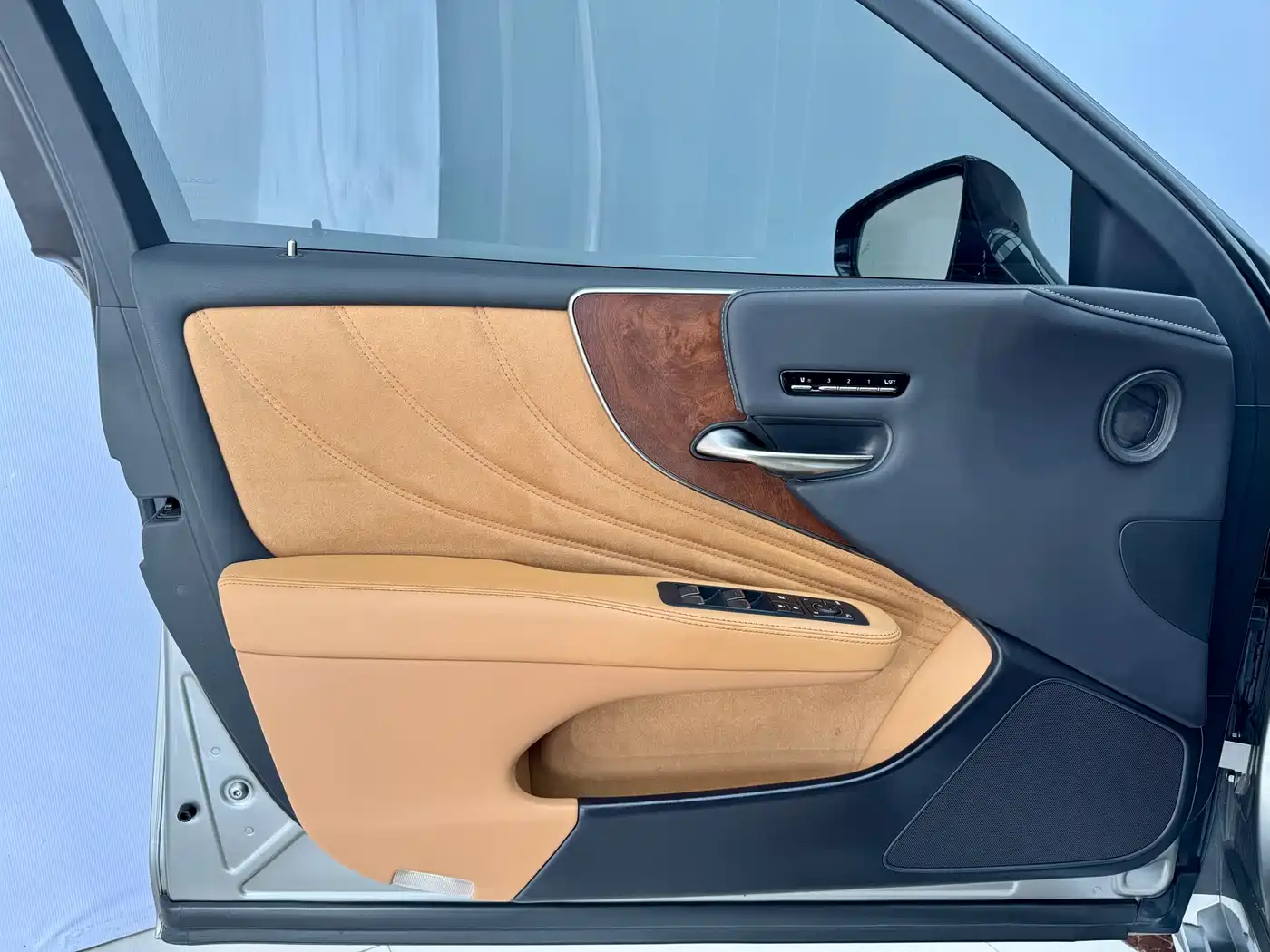 Lexus LS 2021 500h Excellence Edition фото 9