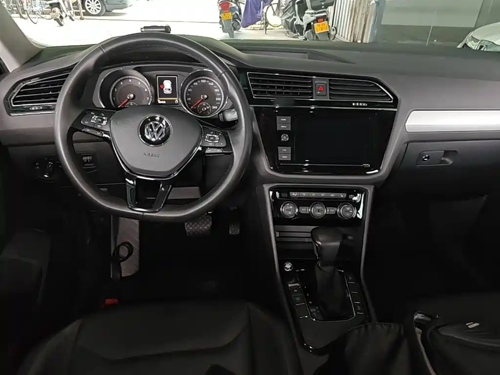 Volkswagen Tiguan L 2018 Facelift 330TSI Automatic 2WD Luxury Edition фото 10