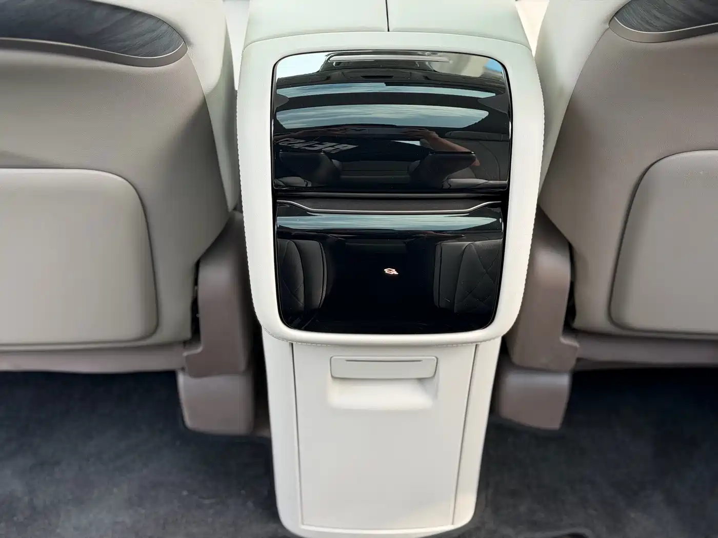 Denza D9 2022 DM-i 1040 Premium фото 16