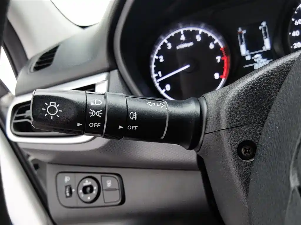 Hyundai Verna 2017 1.4L Manual Renewal Edition China VI фото 21